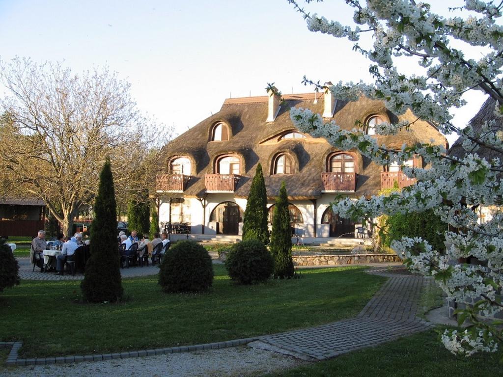 Gasthof Laci Betyar Hajduszoboszlo Exterior photo